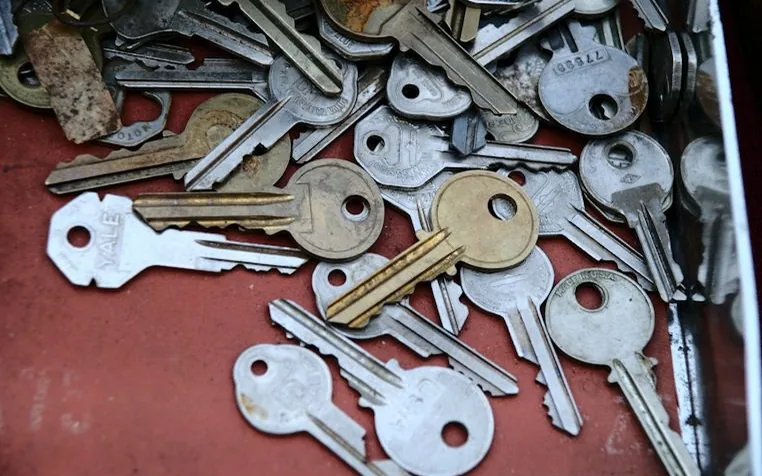 a pile of old cut keys — article card